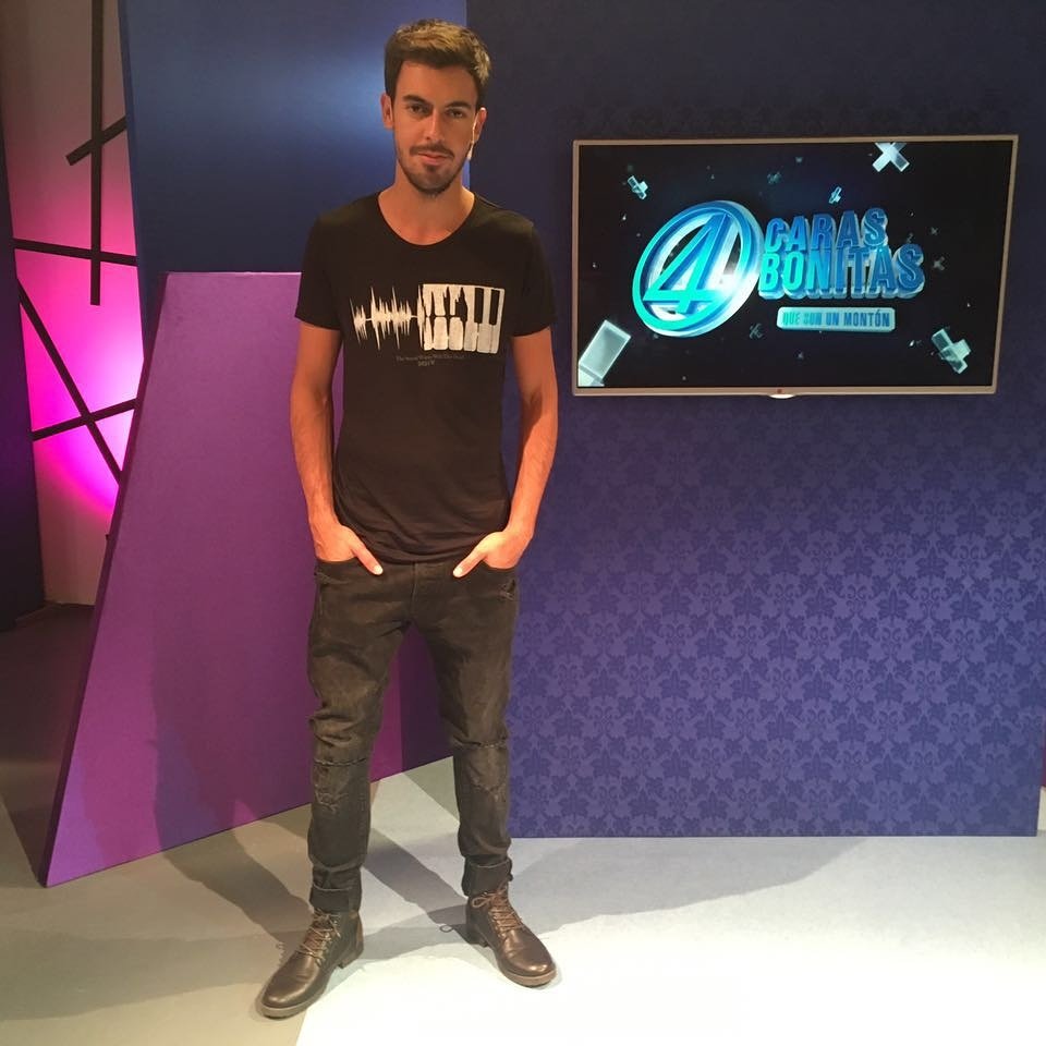 #CuatroCarasBonitas @ManuBuscalia by <a href="/RashJeans/">Rash</a> Styling <a href="/Eldavest/">Elda Ledesma</a> #lookoftheday #musica #rock