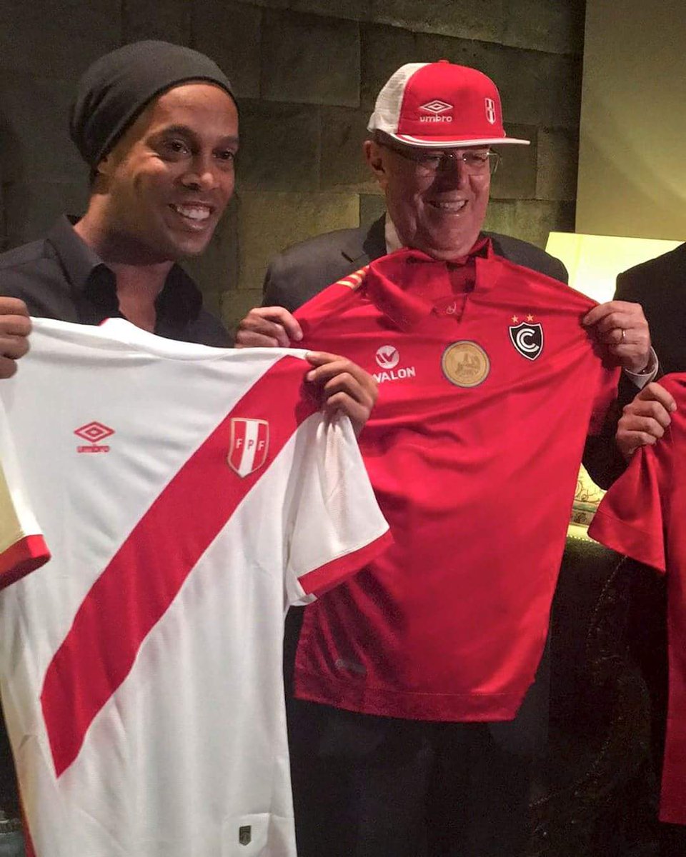 Club_Cienciano's tweet photo. 📷 @10Ronaldinho y el electo presidente #PPK se reunieron hoy en Cusco, aprovecharon su estadía en el mismo hotel. https://t.co/bbl1AHdX7q