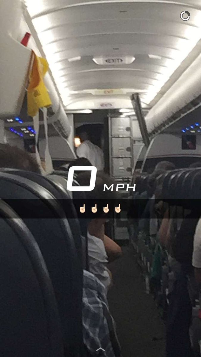 AS_Michaels's tweet photo. Meanwhile on @AmericanAir ... #1237am https://t.co/NwSs1ZjHGl