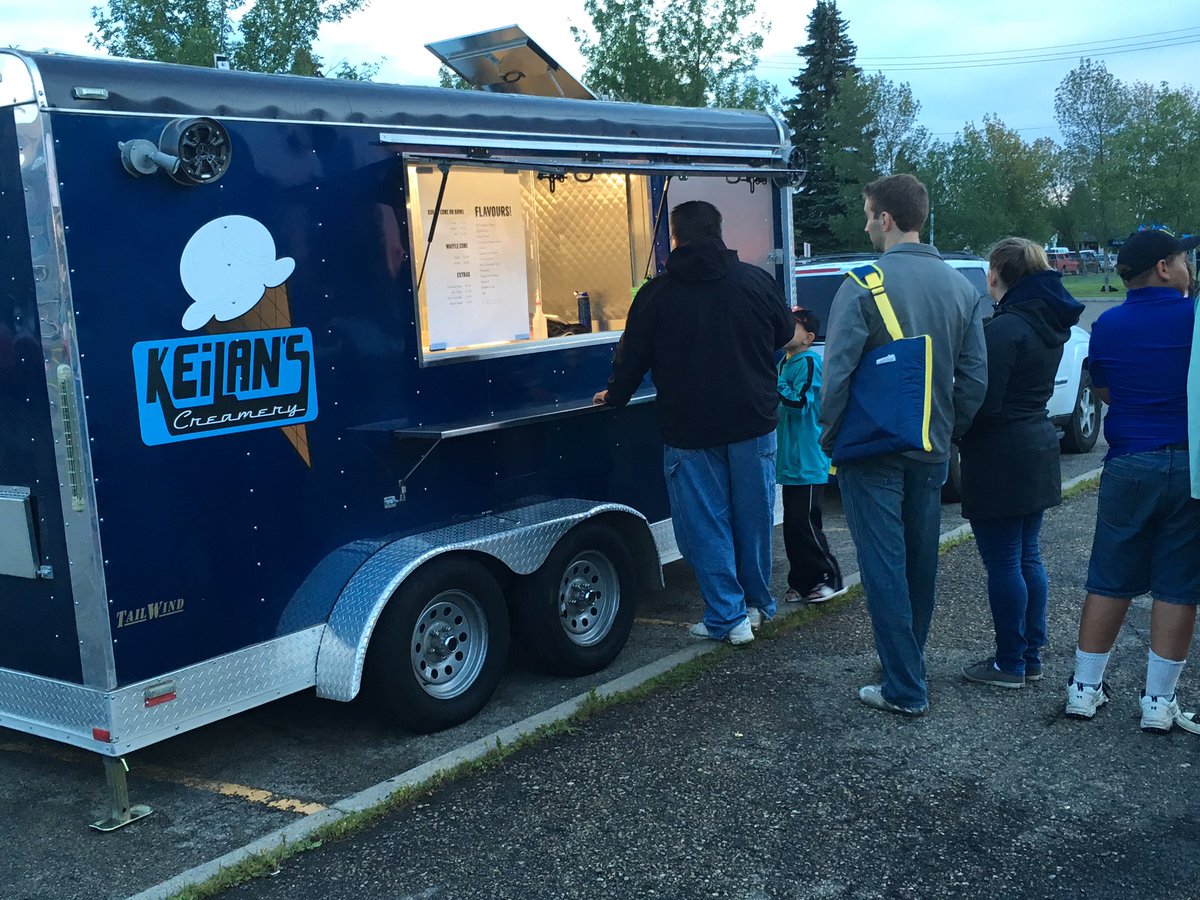 What a great night in #Ottewell Showing #StarWars the force awakens outside! #photobooth #foodtruck #fun #movie #yeg