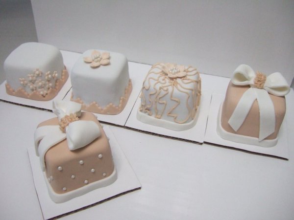 Big wedding cake or small cakes? #WeddingCake
