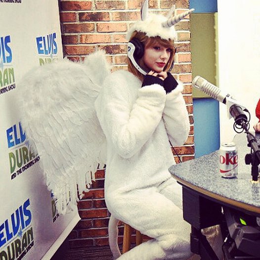 SwiftieAlex's tweet image. We all just need a bunch of cute Tay pics right now #TaylorSwiftMadeTaylorSwiftFamous