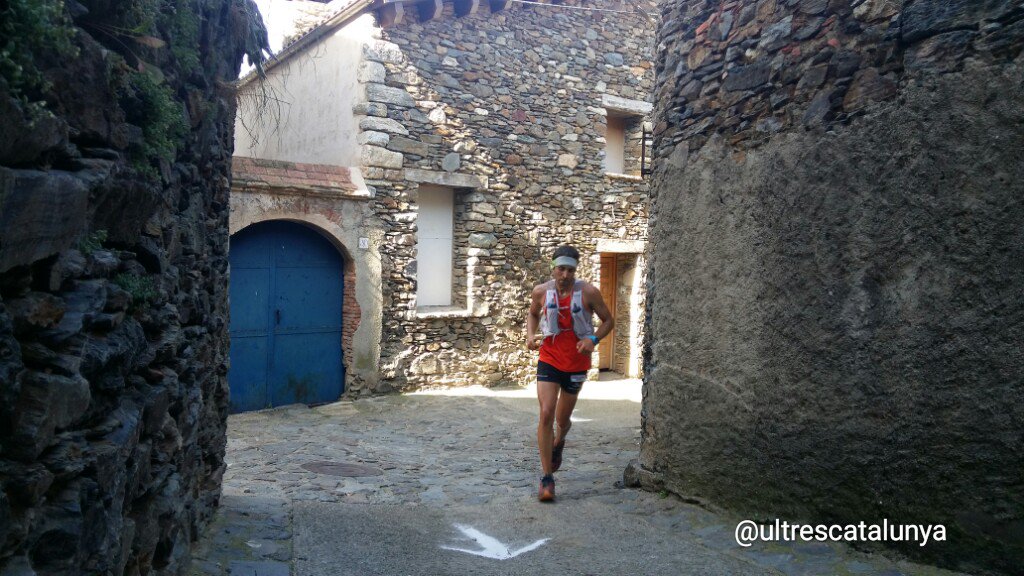 ultrescatalunya's tweet photo. .@JordGamitron i @ErnestAuSu arriben a #Pardines (km27/60). Es preveu un interessant mà a mà x la victòria #UT4K https://t.co/HtcqclxMdu