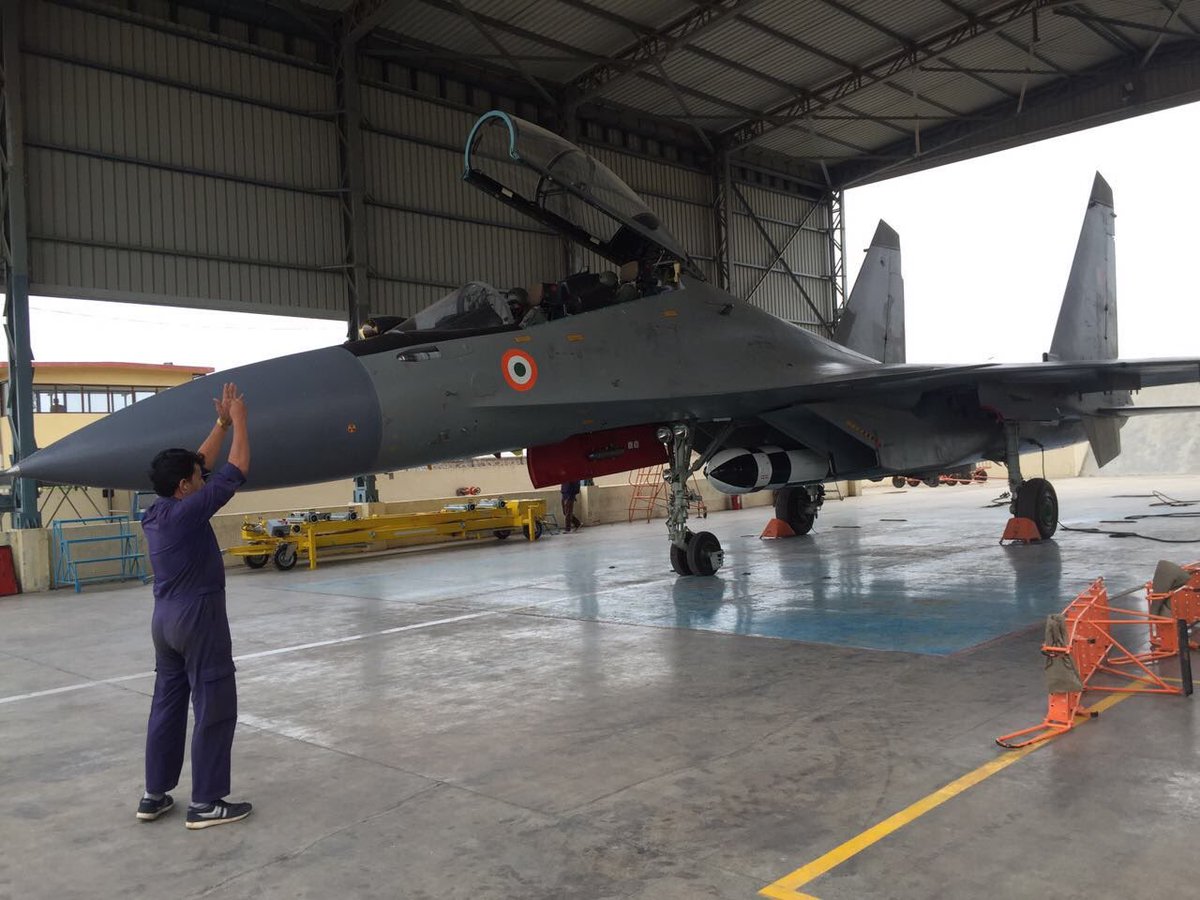 اول طيران لمقاتله Su-30 MKI الهنديه وهي تحمل صاروخ BrahMos ClxhyPgWkAAgDfj