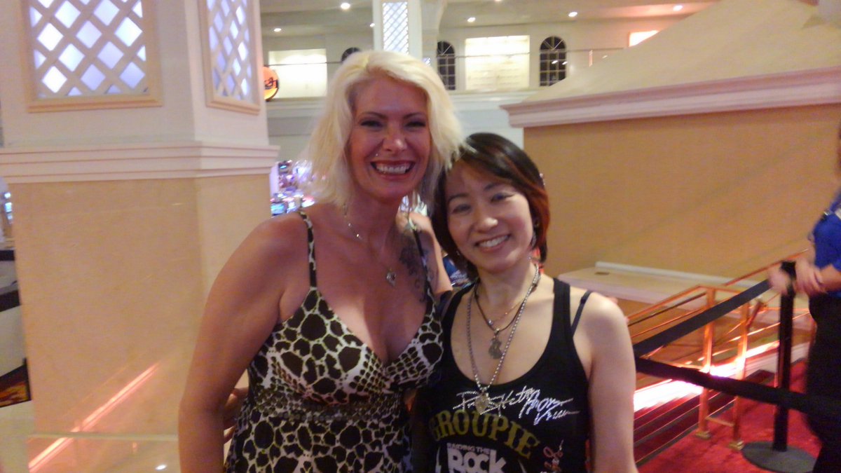 <a href="/robin_mcauley/">Robin McAuley</a> 

Great to meet Gina !! I Love her work ✨👍