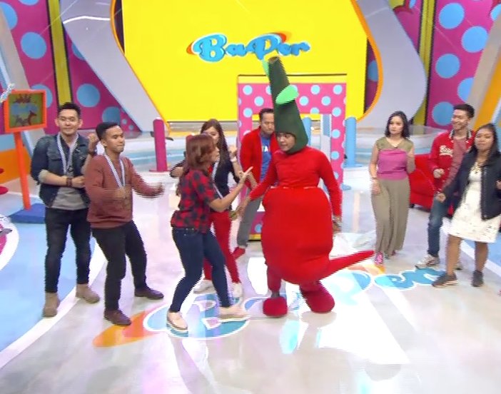 BaperRCTI's tweet photo. James jadi apa nih yaa, kostumnya cabe cabean yaa ini #WeekendWithBaper https://t.co/OKnHGsK0bX