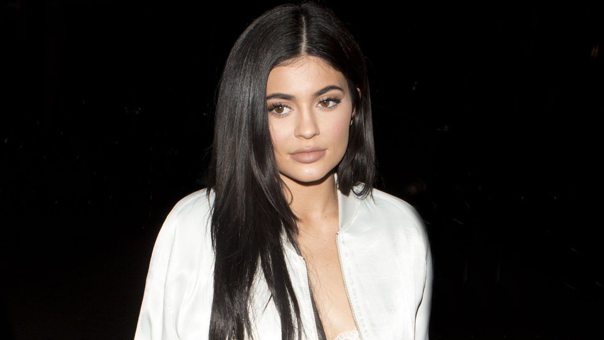 playboybd0's tweet photo. Kylie Jenner &amp; PartyNextDoor kiss in the rain in his new video
https://t.co/cChnfw9Vxe https://t.co/6hCYZY7swj