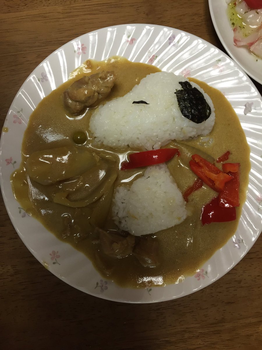 佐久間レイ クックックパッド カレーなるスヌーピー 作り方 ご飯をスヌーピー型か根性で形成する 海苔を耳や目の形に切ってのせる パプリカを細切りにして首輪にする カレーをよそる 食卓に並べた時の笑顔がごちそう