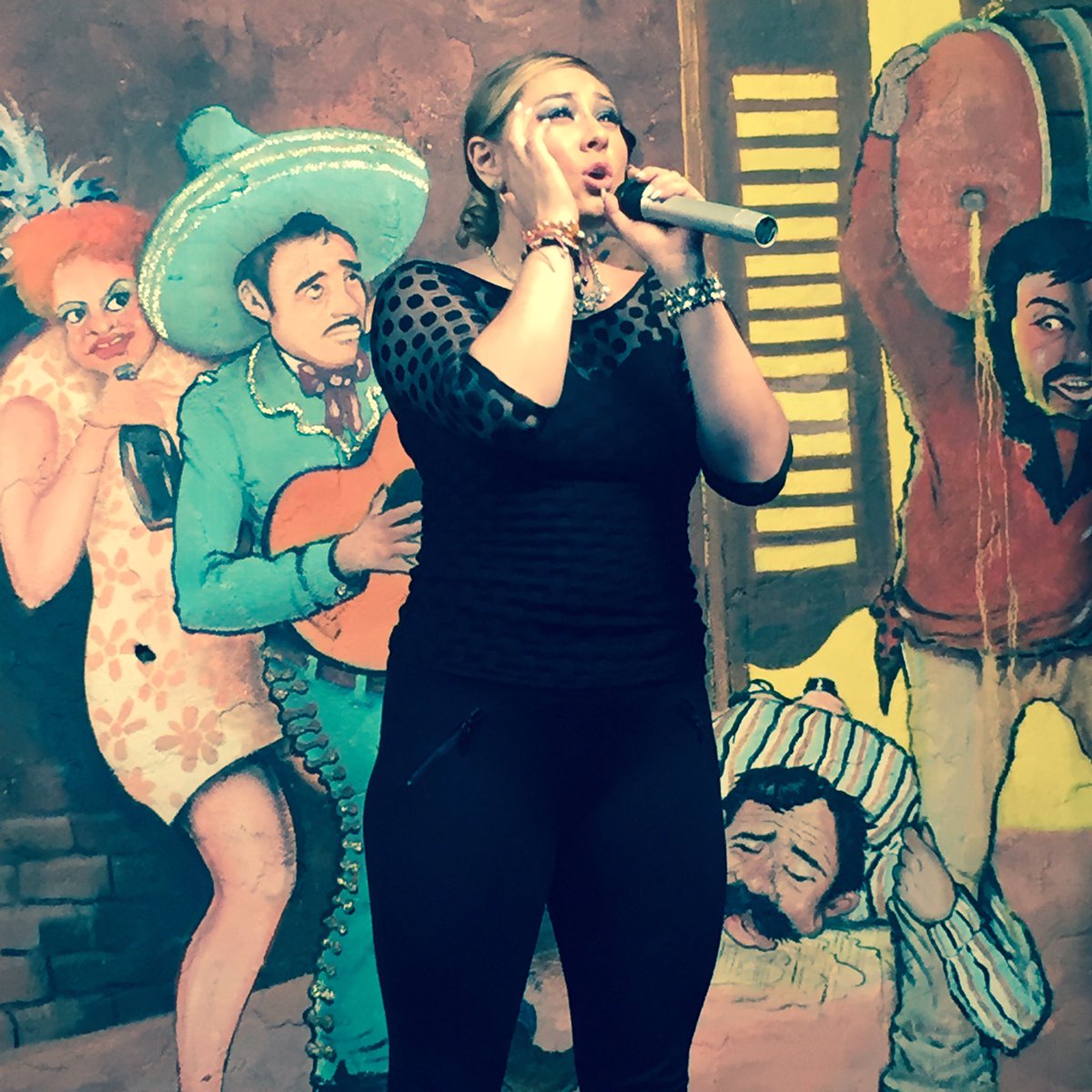 A_AngelitosFC's tweet photo. Just divine @AngelicaOF_  fantastic 🎤 https://t.co/bKNWQZfQR4