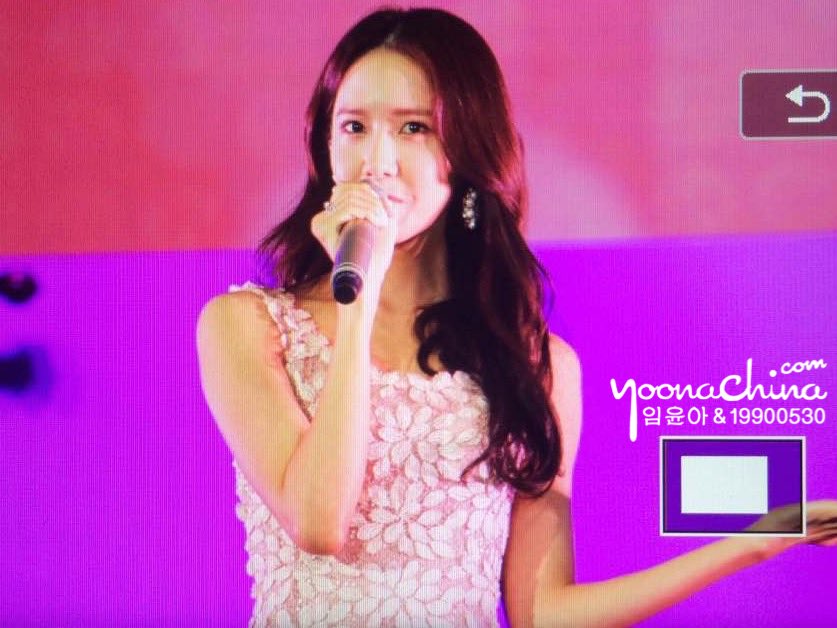 [PIC][24-06-2016]YoonA khởi hành đi Bắc Kinh - Trung Quốc để tham dự "2016 YoonA 1st Fanmeet - BLOSSOM in Beijing" vào sáng nay Cly8N3ZVEAASfPt