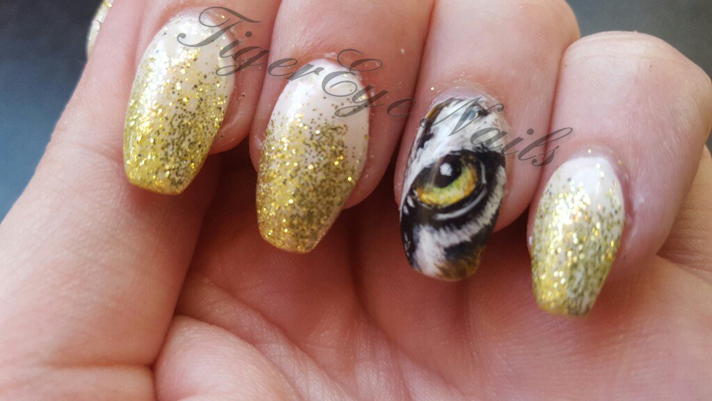 TigerEyeNails's tweet photo. All change! #veronalace @cucciouk gel polish and @magpie_beauty glitter in #Fiona. #nails #sparkle #handpainted https://t.co/irhN8DmpEa