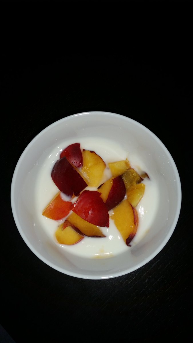 siko1970's tweet photo. Zo simpel maar oh zo jumm #yoghurt #nectarine #zomer https://t.co/VyOt0vk9lP