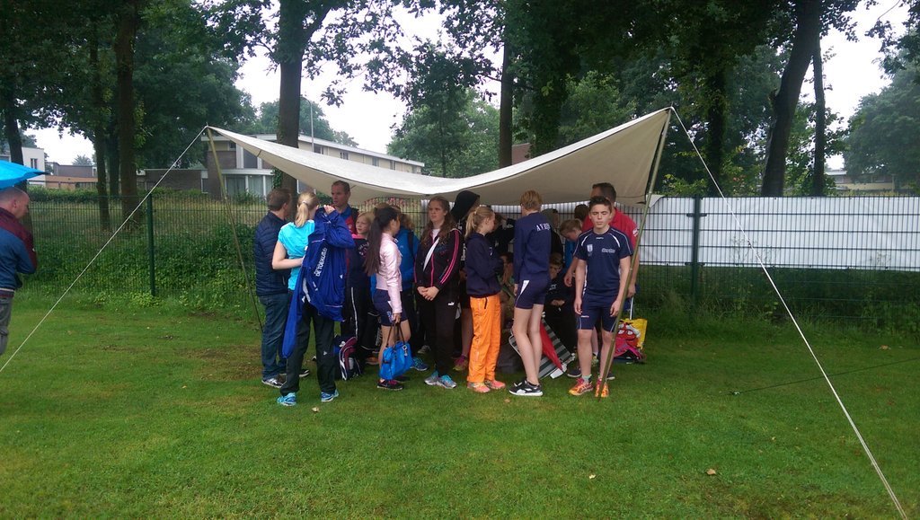 We hebben een nat begin tijdens de laatste competitiewedstrijd.