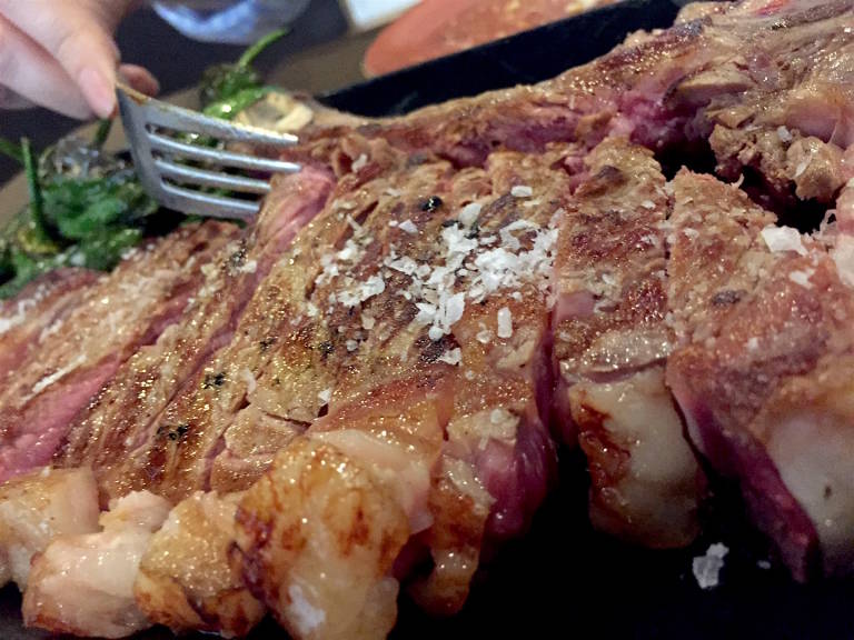 GuiaHedonista's tweet photo. Ligazón gallego: lacón, chuletón, subidón. Por @eugeniovinas https://t.co/AvNlWGl2ai https://t.co/RzmMXuDep4