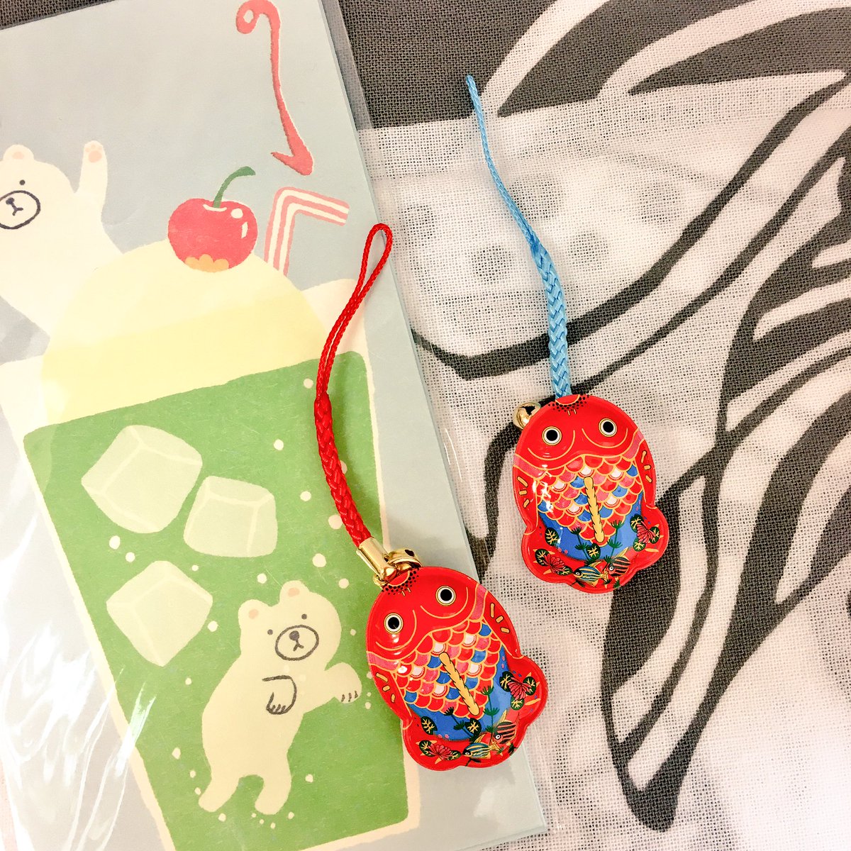 O Xrhsths 文具と雑貨の店 トナリノ Sto Twitter 金魚ストラップ入荷しました 夏らしいブリキの金魚のおもちゃ をモチーフにした根付です 約3 の小さな金魚は細かい柄も良くできていてお土産にぴったりです とても軽いので筆箱やポーチなどにつけても 音のする