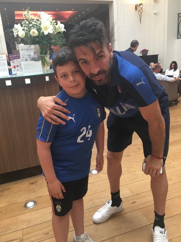 VDNRoubaix's tweet photo. Le jeune Matteo a réalisé son rêve et renontré l'emblématique gardien @gianluigibuffon https://t.co/Uem6sSXFcN https://t.co/CXap2nTRT9