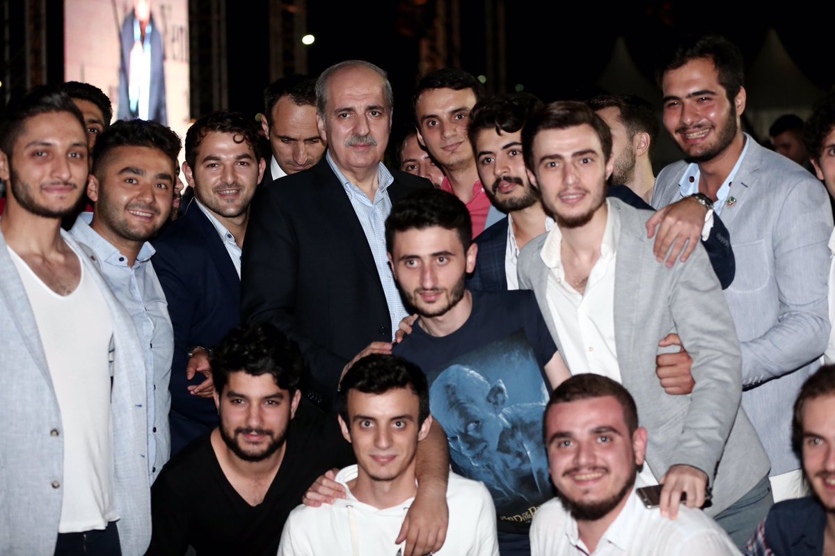 NumanKurtulmus's tweet photo. İstanbul İl Gençlik Kolları Üniversiteler Birimi'nin Yenikapı'da düzenlediği sahur programında gençlerle buluştuk. https://t.co/c6voXT1zuh