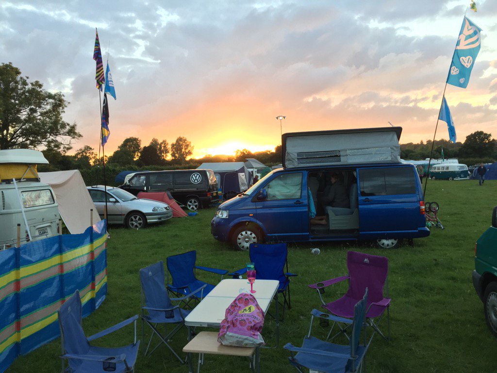 T4two_Camper's tweet photo. Great 1st night @VdubAtThePub #camping #t4 https://t.co/Yw9G764bhc