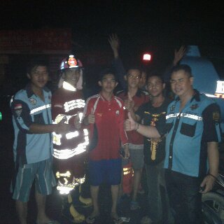 LanduRescue's tweet photo. Foto bersama sehabis melakukan pemadaman tadi malam disebuah bengkel samping rumah makan tanjung KM.20 Liang Anggang https://t.co/9OX0mRMF5P