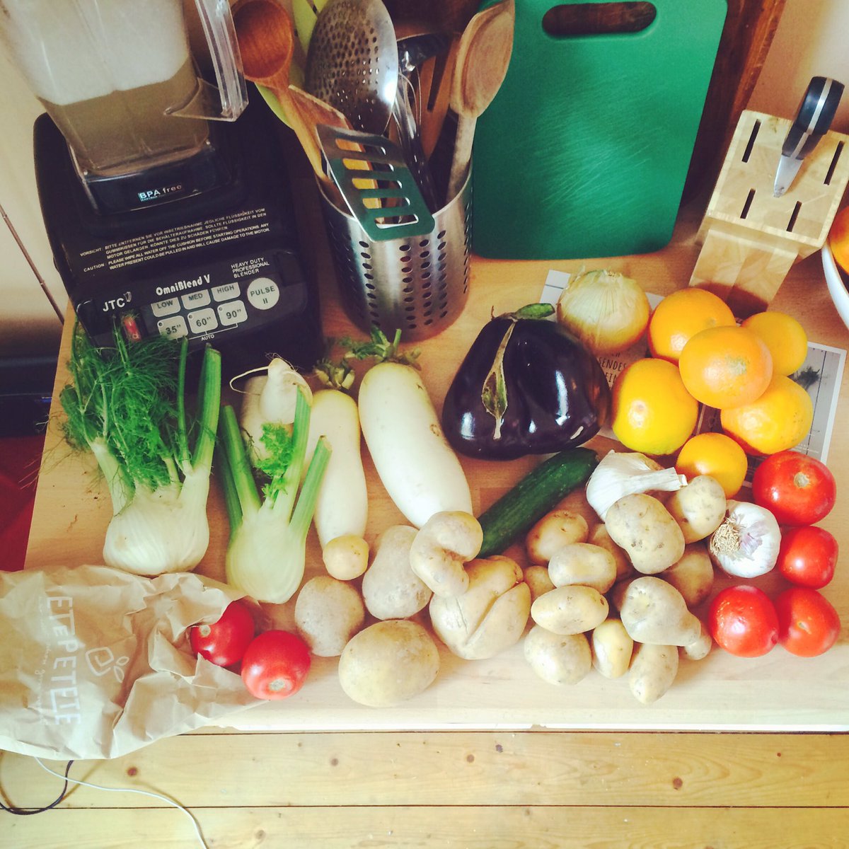 miekimiek's tweet photo. #unboxing @etepetetebio Box, what a fun, what a luck! 👌💛 #lovingvegetables #happyday 🙆 https://t.co/SVGFkLQQ9H