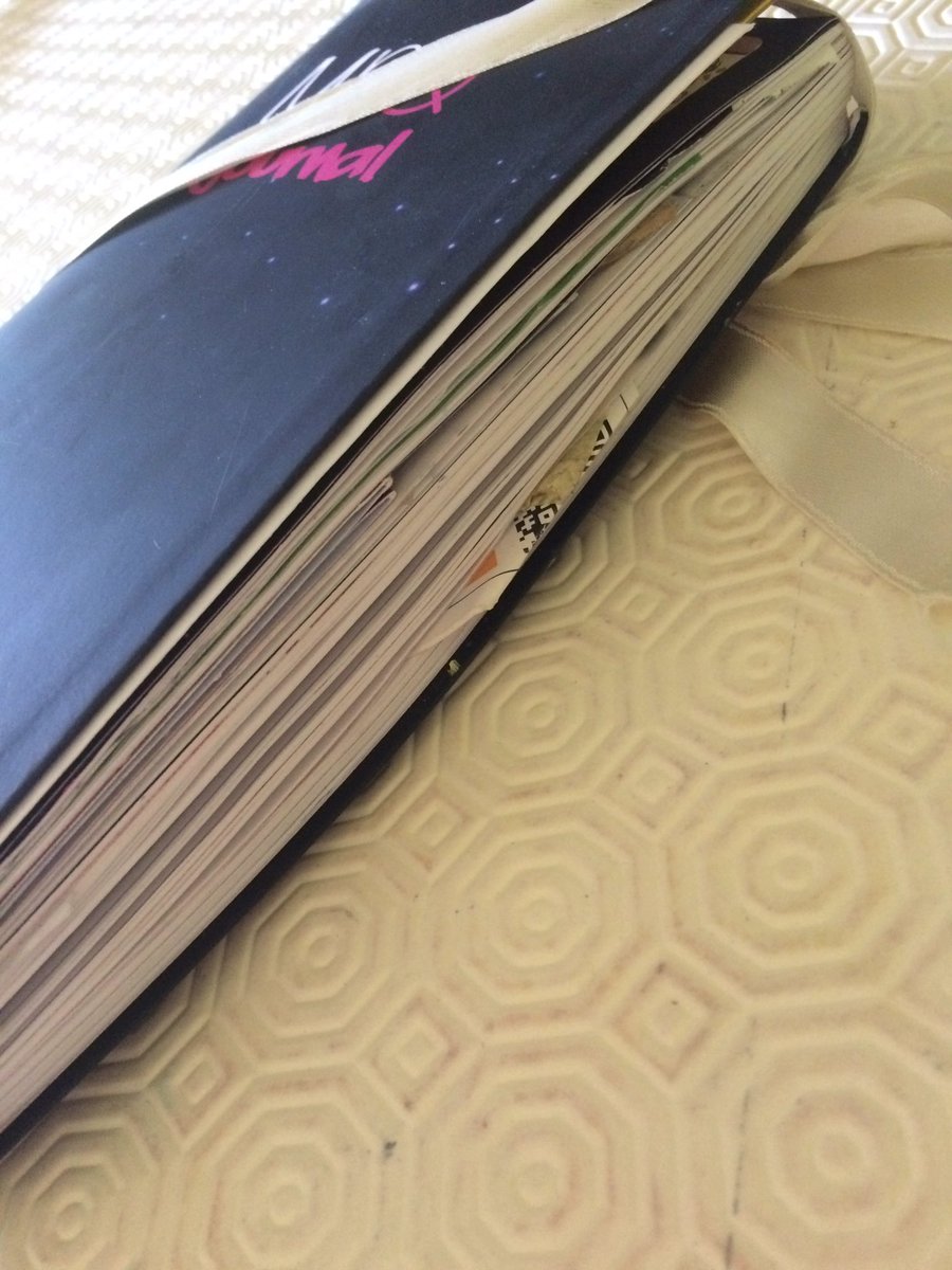 H0VRANs93's tweet photo. poco pieno mi dicono, manca solo la tua firma 👀 @gretamenchi #mbgjournal https://t.co/xvVzfVAXZ6