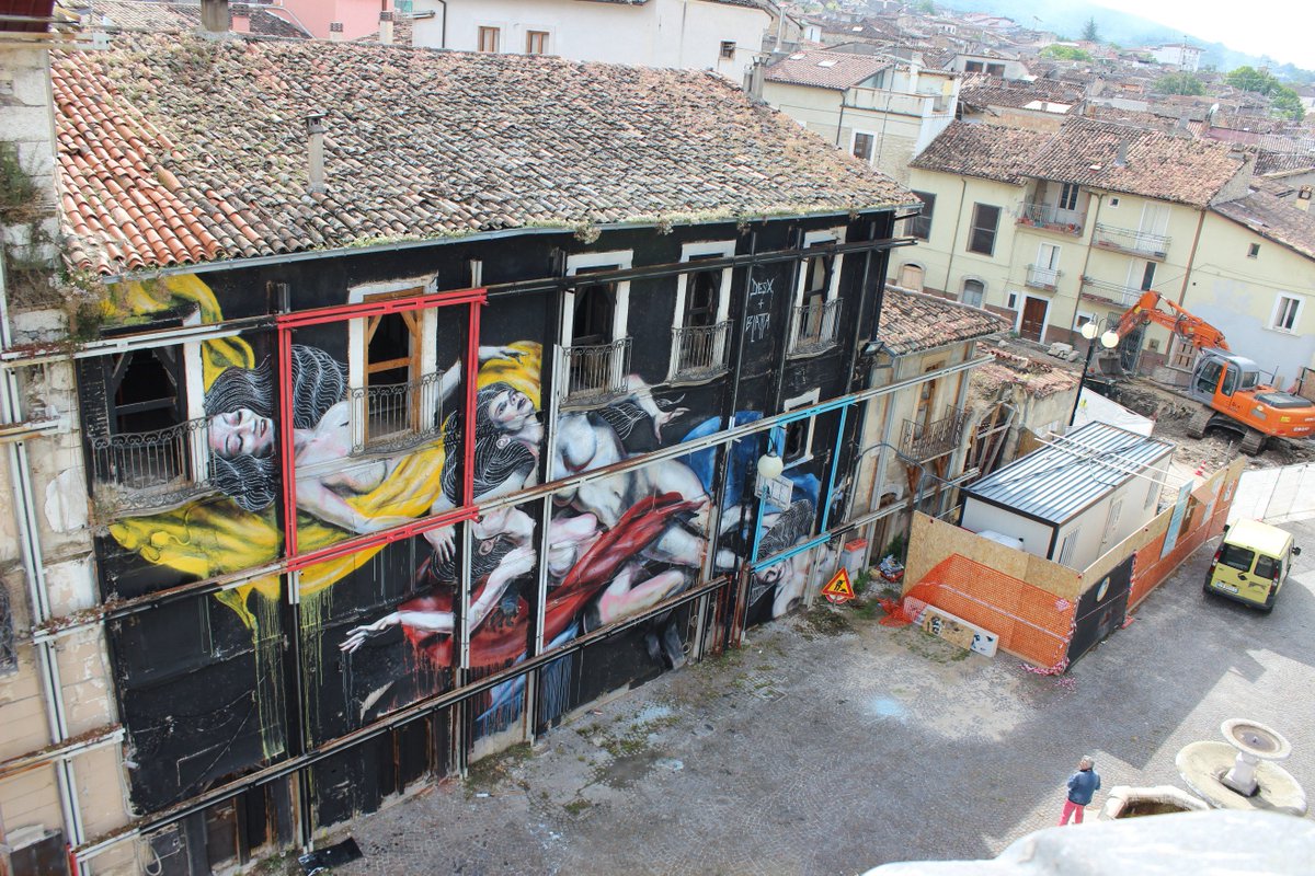 SpiCgil's tweet photo. "I graffiti sulle ferite della città". La #streetart per riaccedere una luce su L'Aquila (https://t.co/dIieGs1E32) https://t.co/lvQFaXVoVg
