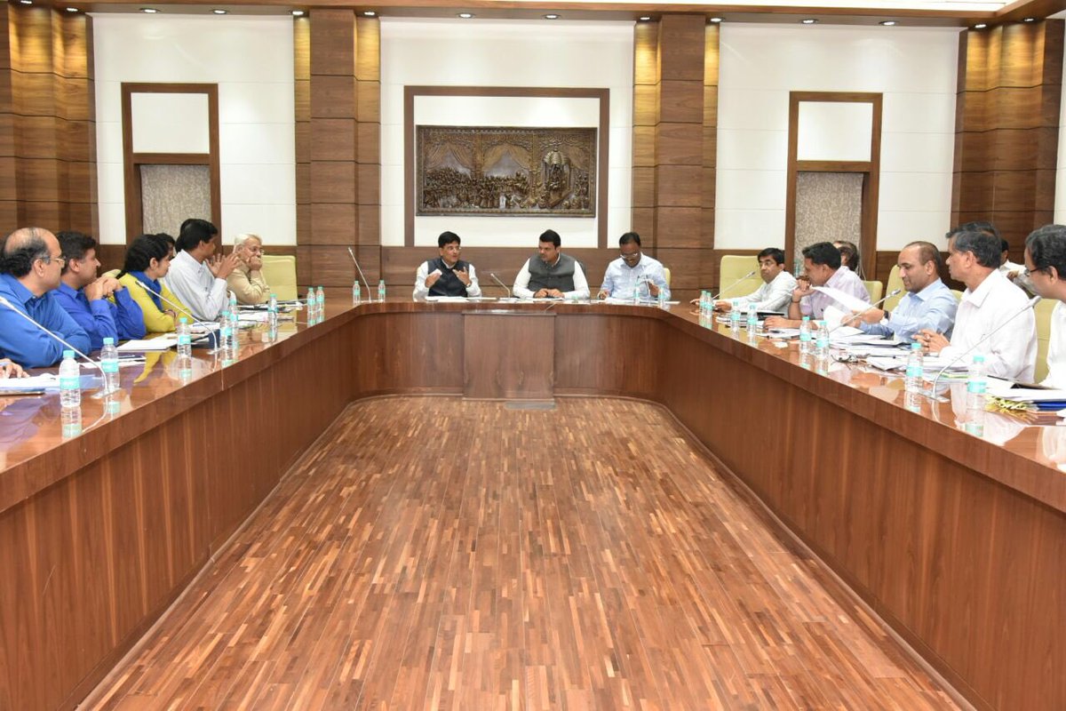 CMOMaharashtra's tweet photo. UnionMinister @PiyushGoyal &amp;CM @Dev_Fadnavis discussed issues &amp; solutions of energy sector with GoI &amp; GoM officials https://t.co/aC3cxPE8ej