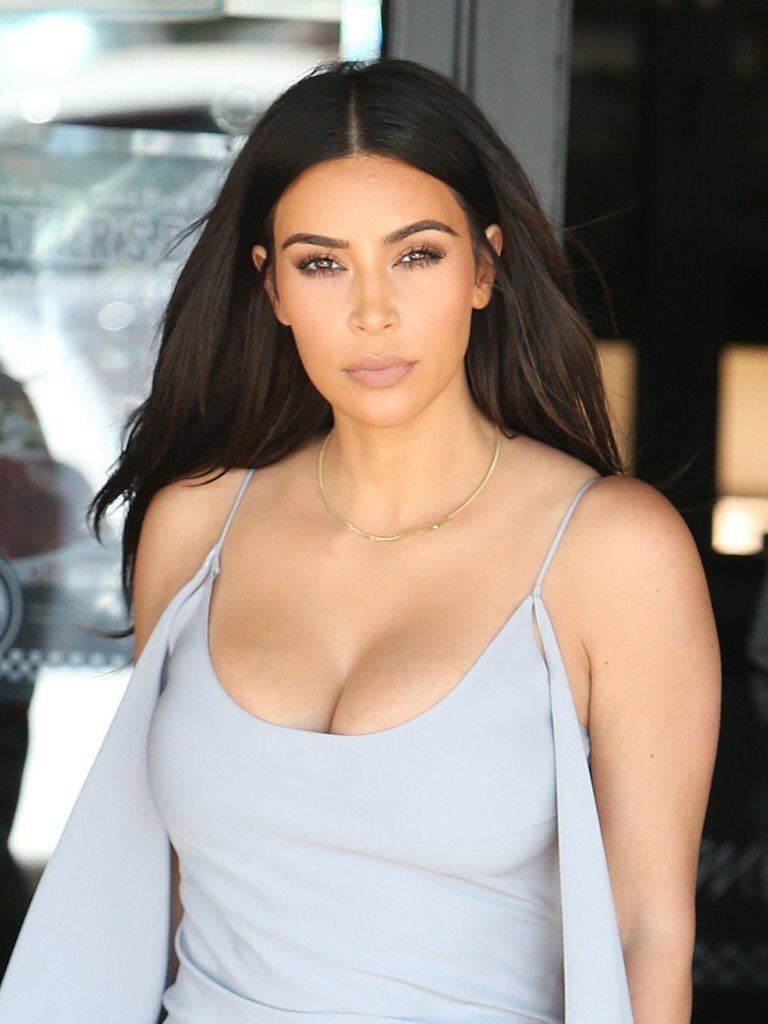 _KardashiansOff's tweet photo. Kim leaving Maria's Italian Kitchen in Calabasas yesterday. 😍 #kimkardashian #Kardashians https://t.co/bLUEo0oaoV