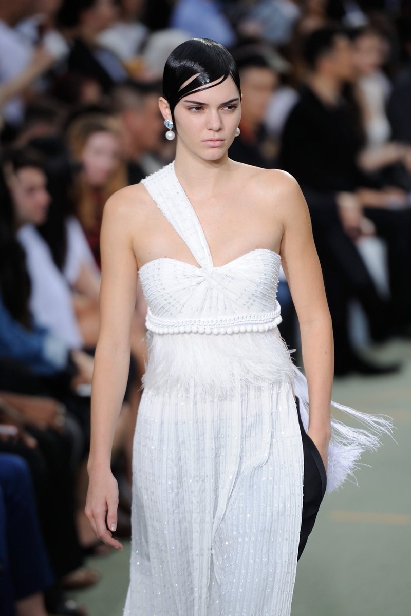 _KardashiansOff's tweet photo. Kandall walking for Givenchy Menswear Spring/Summer 2017 show in Paris. #KendallJenner #JennerUpdates https://t.co/3wdZBVIka9