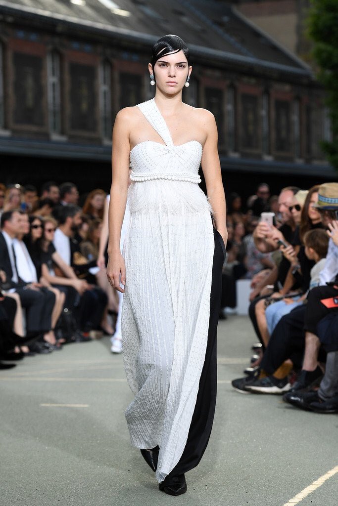 _KardashiansOff's tweet photo. Kandall walking for Givenchy Menswear Spring/Summer 2017 show in Paris. #KendallJenner #JennerUpdates https://t.co/3wdZBVIka9