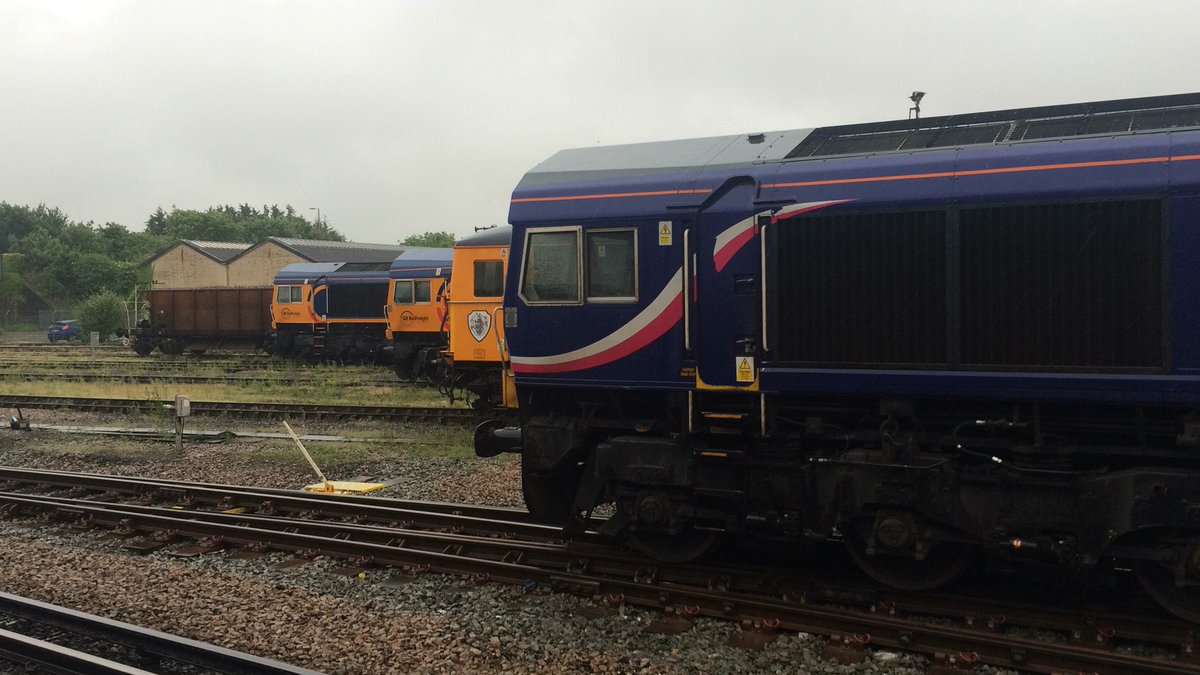 train_master73's tweet image. What a line up that was on Monday 20/06/2016. Front-back: 66723, 73119, 66706, 66763. #awsome @GBRailfreight