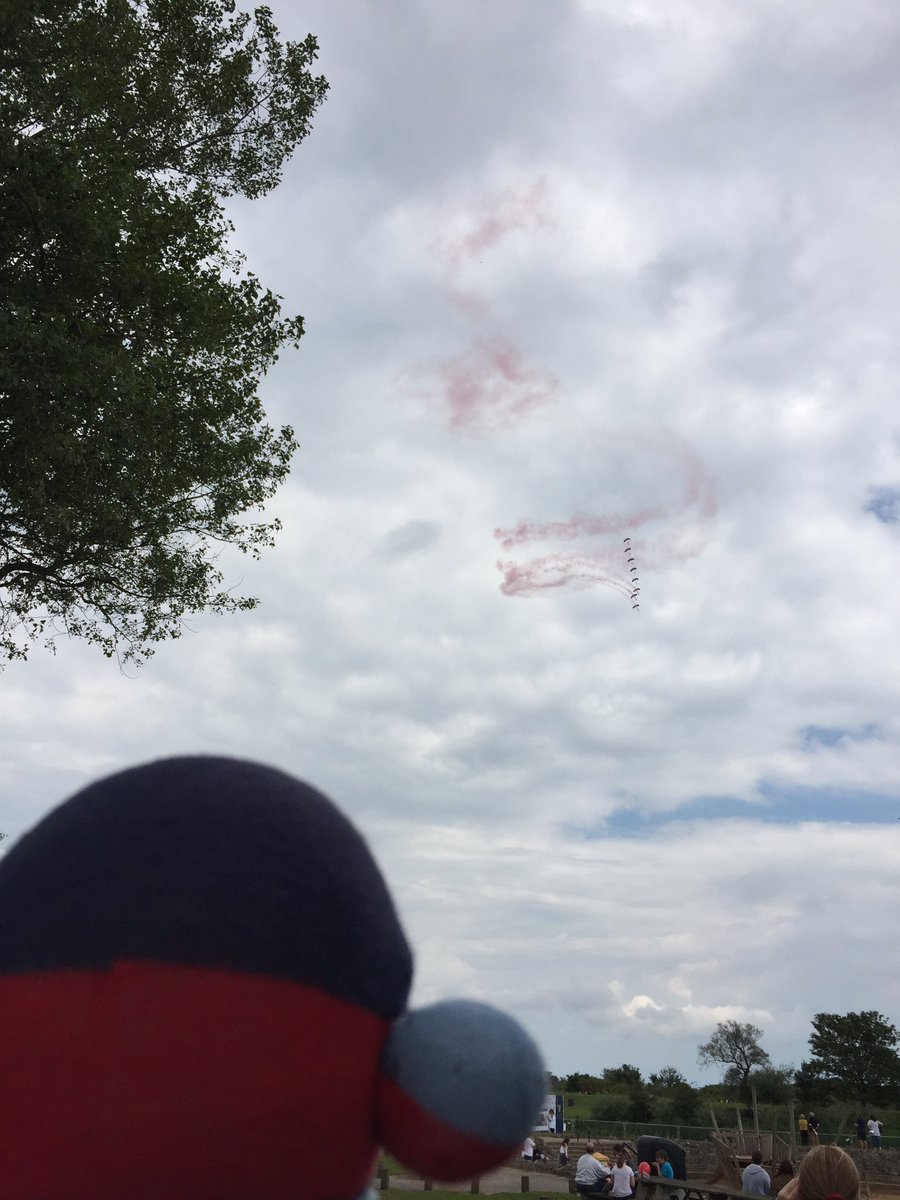 M4HMonkey's tweet photo. Watching some crazy ass monkeys fall out the sky!! #Cleethorpes #ArmedForcesDay 🛩🇬🇧🙈 https://t.co/V7emZx9LCW