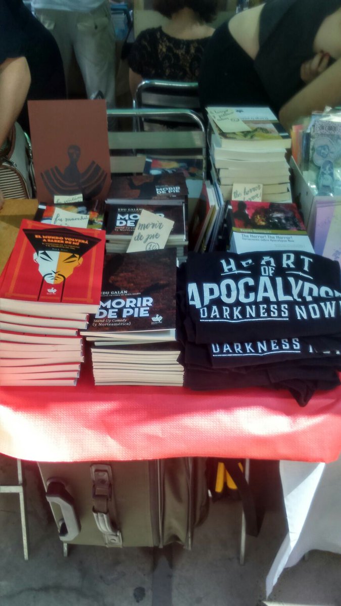 edugalan's tweet photo. En la feria @hostiaunlibro de Madrid @RemayVive vende la 2 edición de mi ensayo "Morir de pie" sobre stand-up y USA. https://t.co/6LasLYzJlq