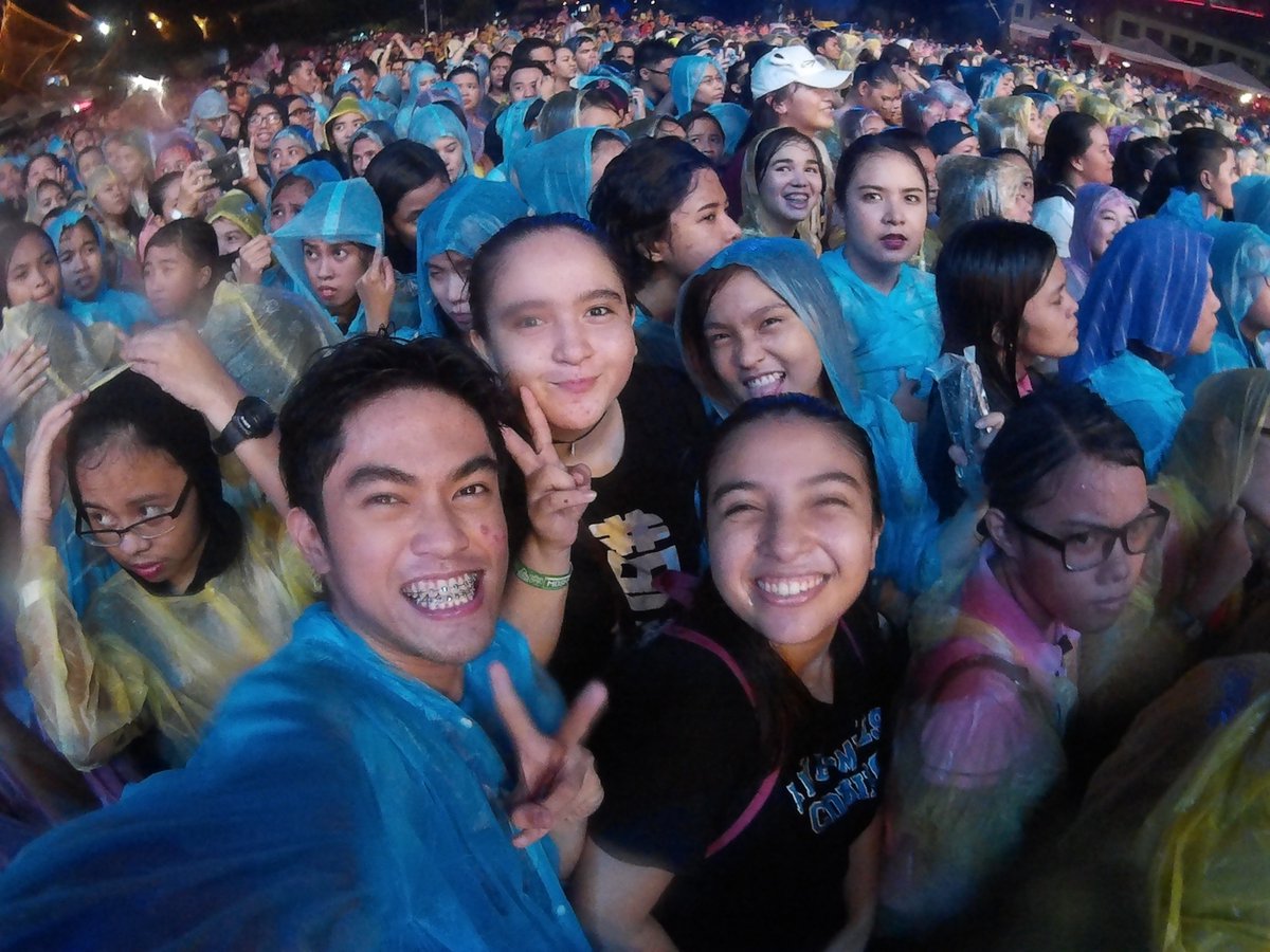 Kamzkymon's tweet photo. My June 2016 Highlight! The rain won't stop us from moving :P APINK SARANGHAE #MTVMusicEvo #CousinGoals #TeamMoshpit https://t.co/YuRjiWqwPv