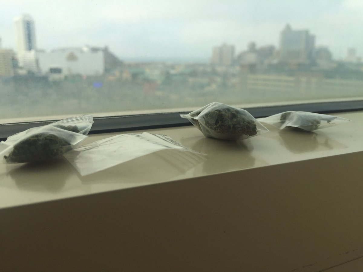 perceptionXM's tweet photo. "I got 4 for 30 bro trust me it's husky" ... But only 3 have weed in them. #don'tbuydrugsinatlanticcity https://t.co/73QsGig9Dp