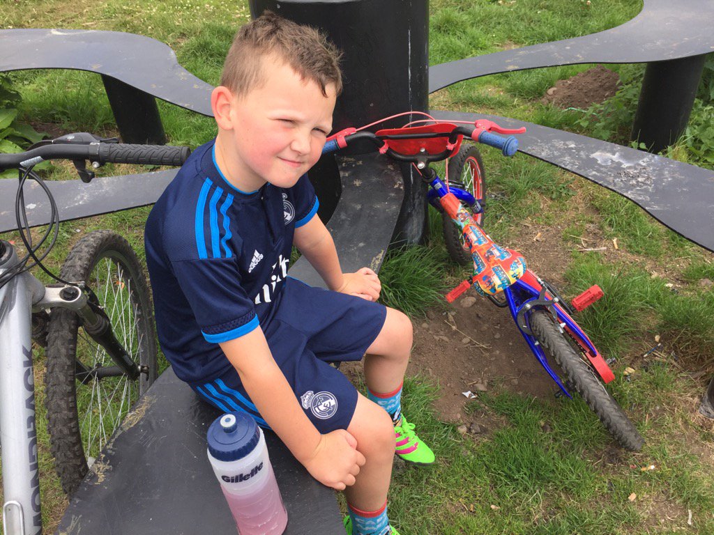 niteyeti's tweet image. Rest stop at top of hill. #puggled