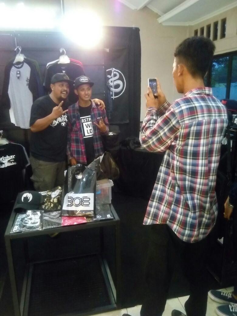 downforlifesolo's tweet image. Suasana meet &amp;amp; greet @BAH_JOJO di booth @belukarstore @ShowcaseEvent Klaten. Segera merapat..ada ts DFL harga khusus
