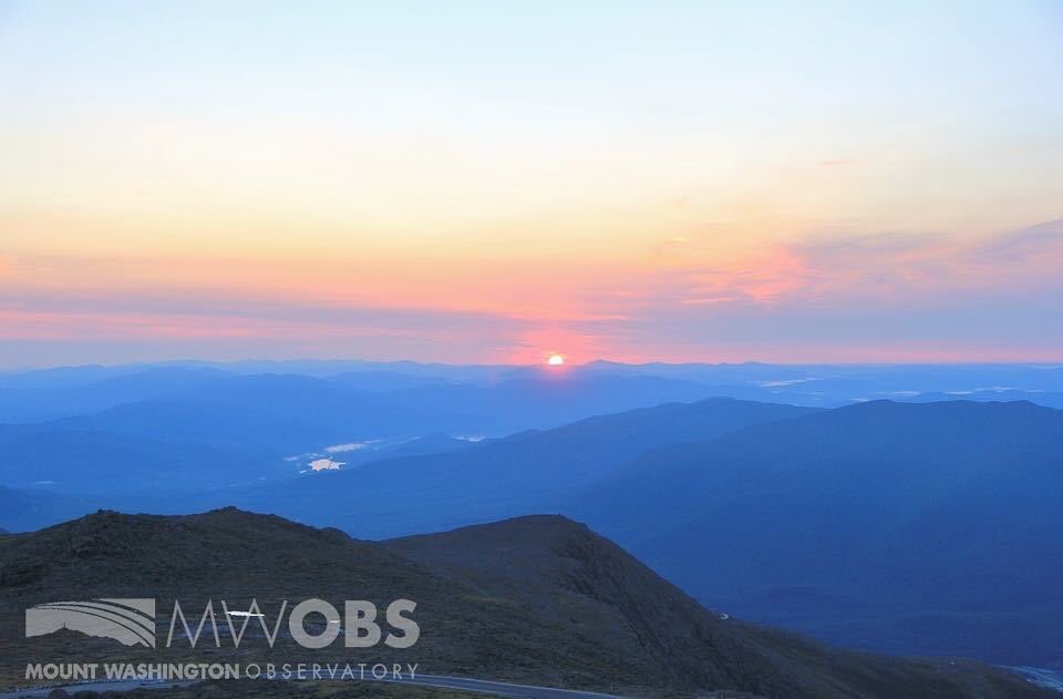JennyWCVB's tweet photo. How about starting your day with this view? Can't get enough of those @MWObs sunrises! #TopOfNewEngland https://t.co/J1TtGSv1Rq