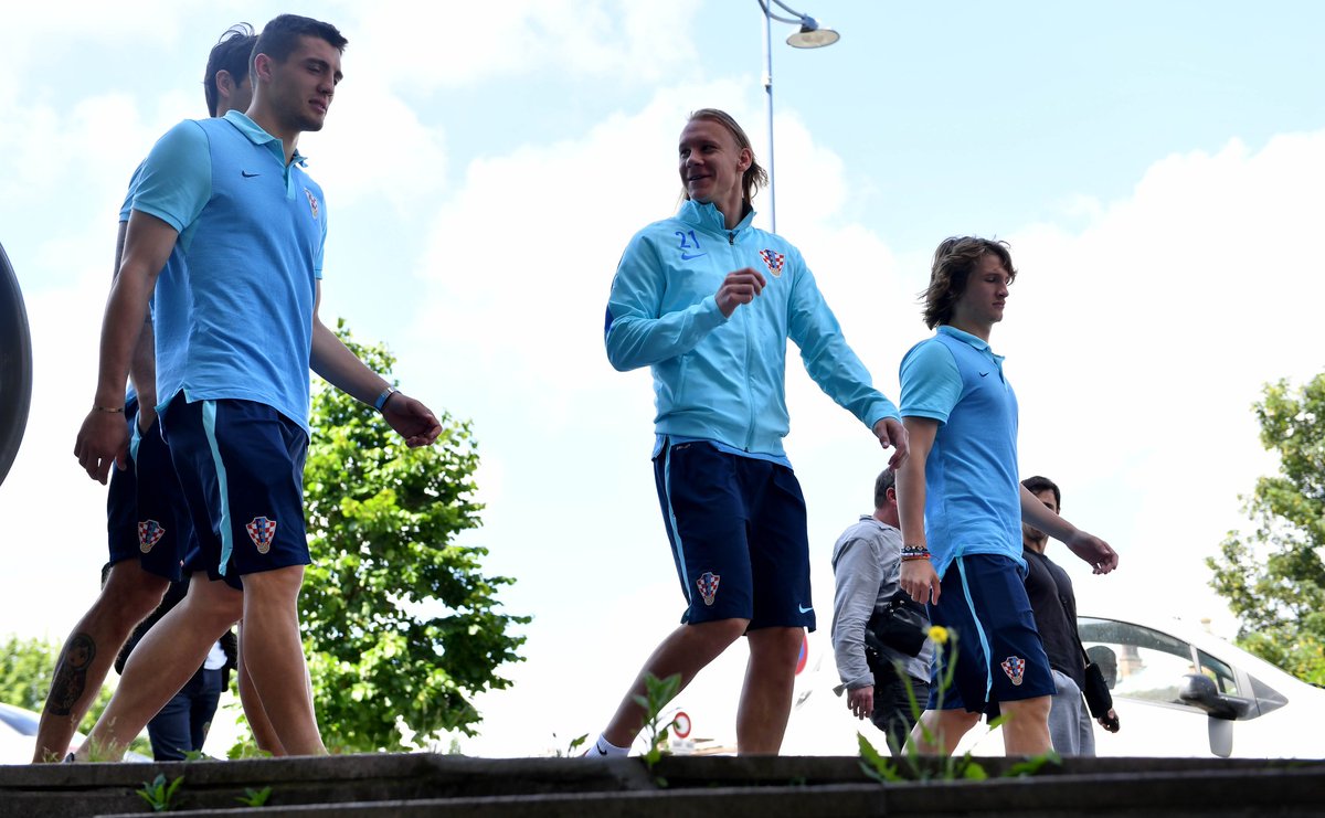 HNS_CFF's tweet photo. #Vatreni took a nice walk on match day. #Croatia is in a good mood.
 #EURO2016  #BeProud https://t.co/GDUlKooj1w