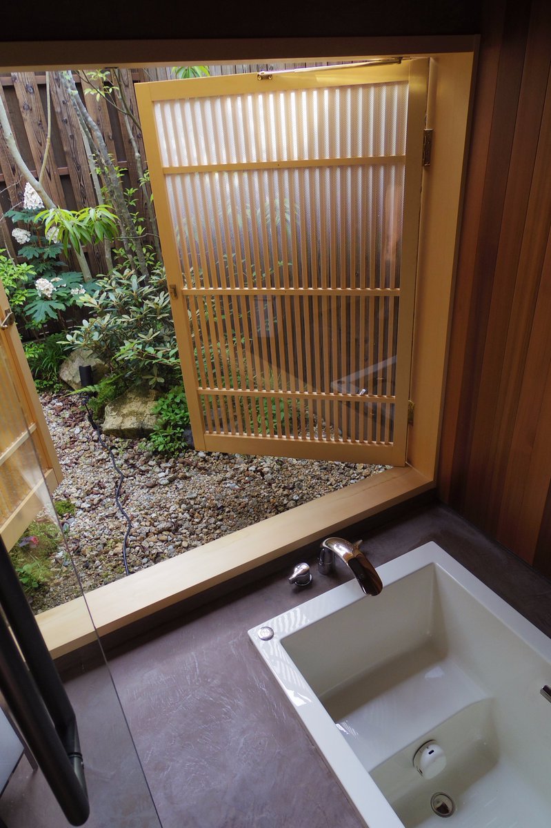 なーどあーさー こないだ泊まった京町屋 リノベしたばっかりで超キレイだったのでマッハで一番風呂キメたら風呂場 脱衣所のドアがガラスで洗濯しに来た人達にシャワー中裸見られたし露天で入浴中も庭にタバコ吸いに来た人にまた裸見られたしヒロイン力爆発 なーどあーさー こないだ泊まった京町屋 リノベしたばっかりで超キレイだったのでマッハで一番風呂キメたら風呂場 脱衣所のドアがガラスで洗濯しに来た人達にシャワー中裸見られたし露天で入浴中も庭にタバコ吸いに来た人にまた裸見られたしヒロイン力爆発