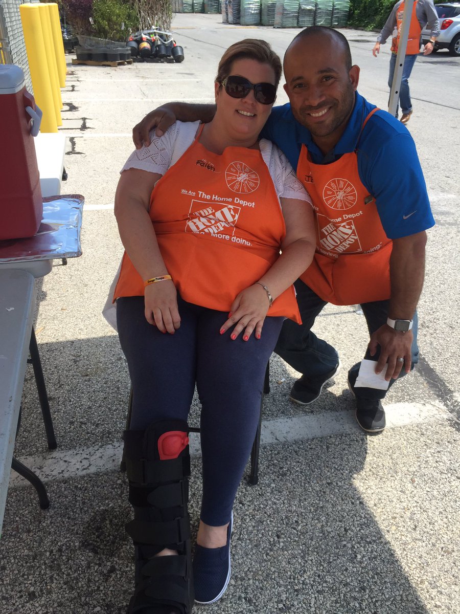 True dedication from our HDE partners! @FrawleyFaith walking boot n all she's handing out gift cards n helping out!