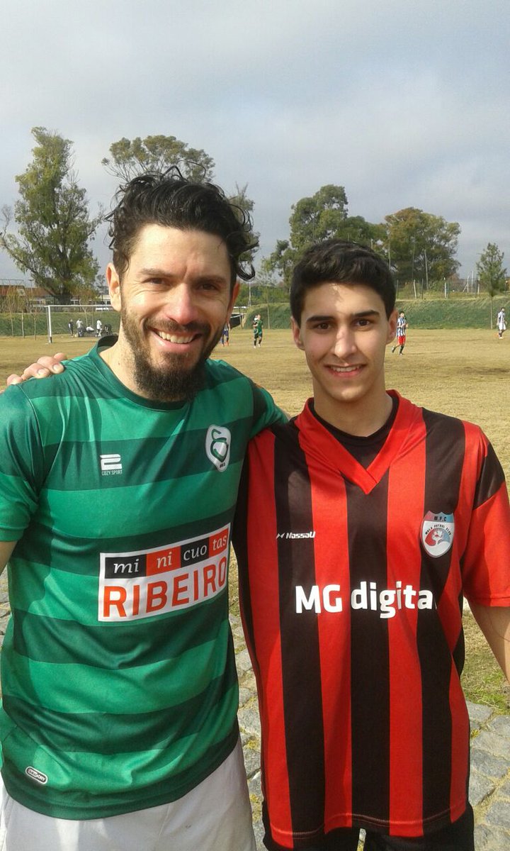 Aca la foto que Cellay le pidio a Victor una vez finalizado el partido