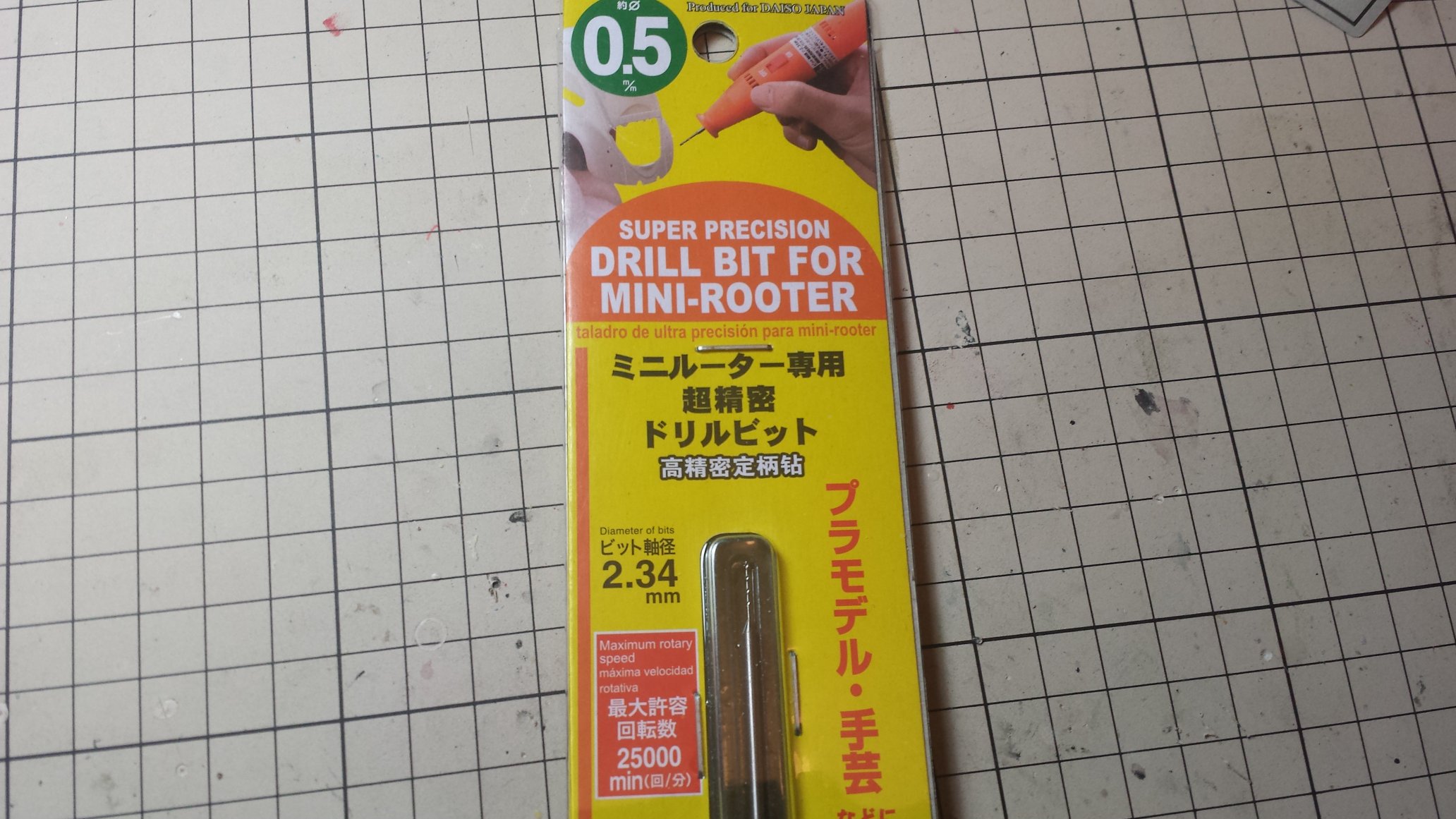ケンジくん ハリガネの呪い 在 Twitter 上 ダイソーのミニルーター専用超精密ドリルビット 軸径が2 34 なので 1 5 3 0 対応のピンバイスで使える 通常の0 5 ドリルは軸も0 5 なので非常に折れやすいですが コレは機械の回転に耐えられる強度を持ってるので