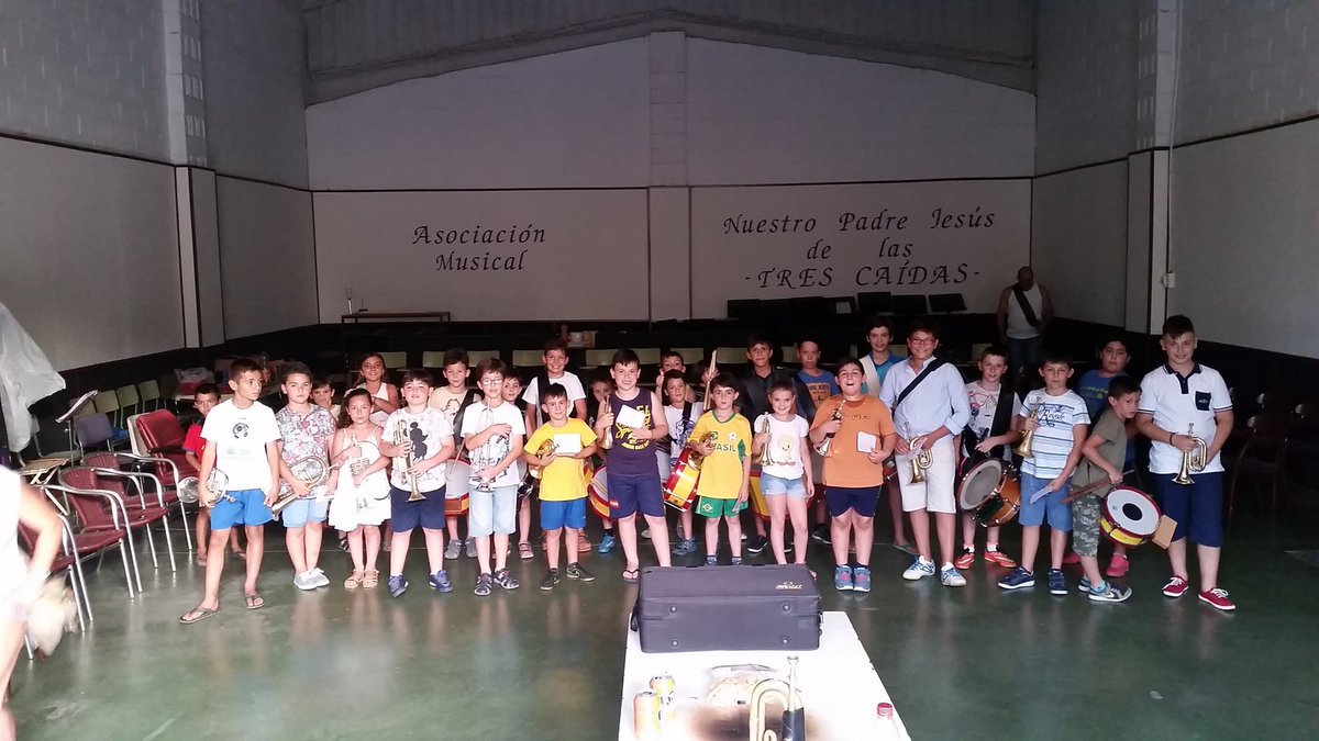 Esta noche, los pequeños de la casa, acompañarán al pasito de la cruz por las calles de Las Infantas ¡A disfrutar!