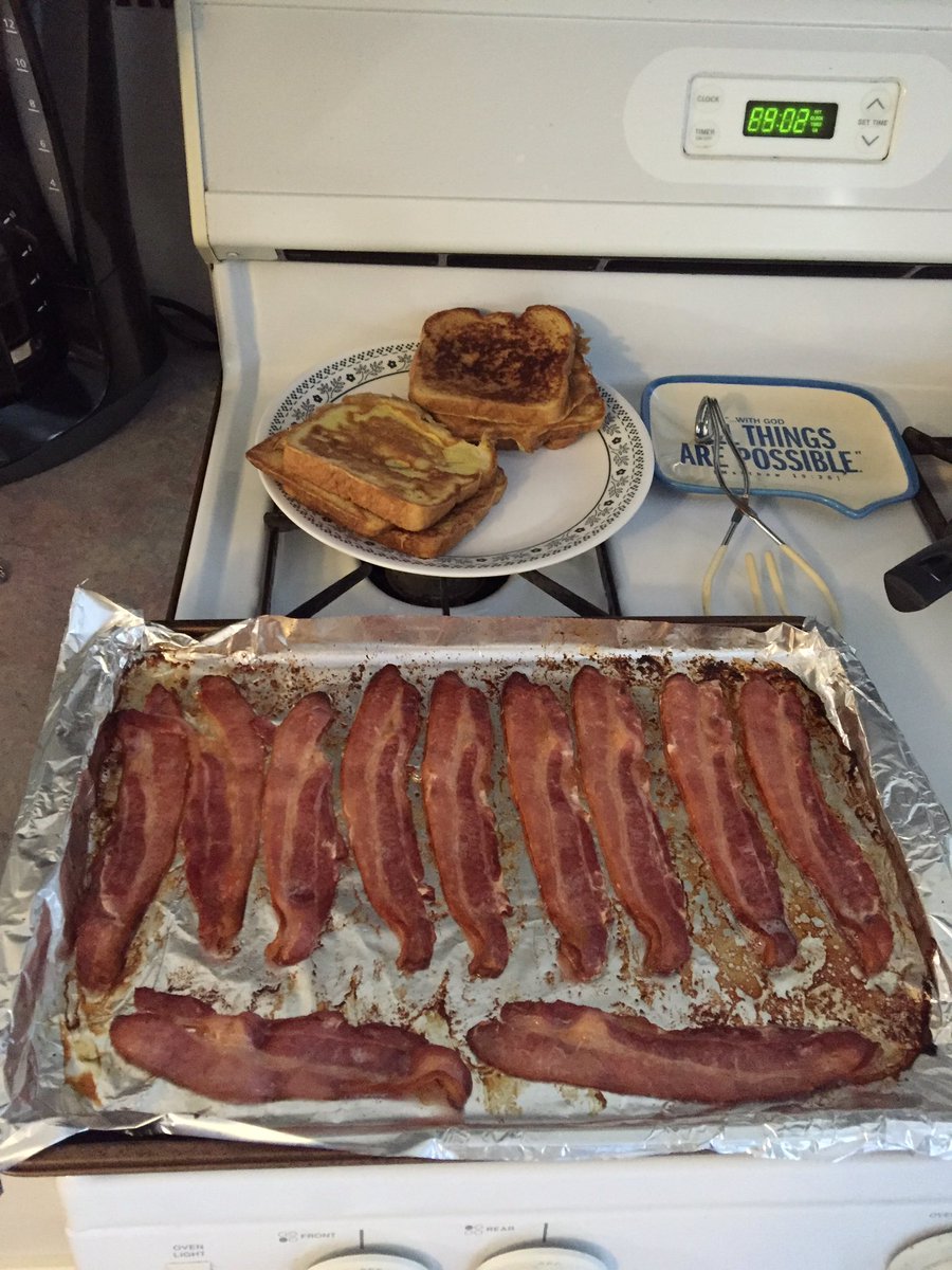 ItsSlickk's tweet image. Good Morning Twitter Fam! ☀️👅💦 #BACON #FoodPorn #Goodmorning #Family #Twitter #Youtube #TrickShot @FaZe_Rain 💯