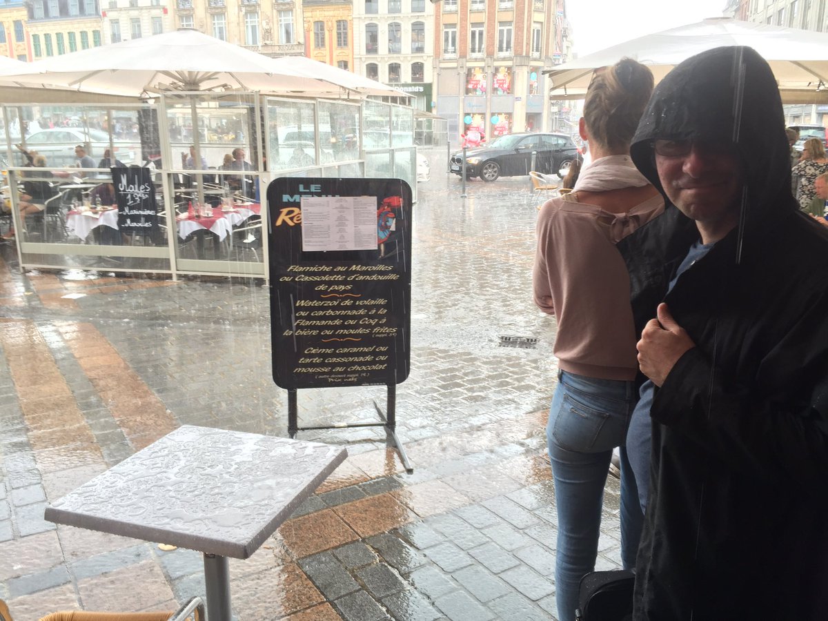 Rafanelli's tweet photo. 20 Minuten in #Lille: @Peter_Ahrens hat wieder zugeschlagen. #regengott https://t.co/UfMb4T4ElE