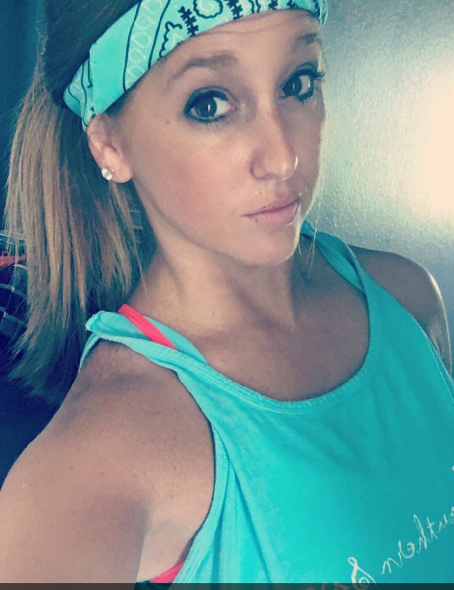heatherlane21's tweet photo. Let's get this mornin' run done...💪🏼👌🏼💁🏼#backroadrunning https://t.co/ga3KcVSj3L