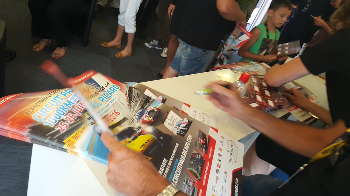 akkodis_global's tweet photo. [#AKKAASP] Séance de dédicace avec les pilotes du @AKKAASPTEAM ! 🚘📸 #BlancpainGT #Castellet https://t.co/85ekRPurJA