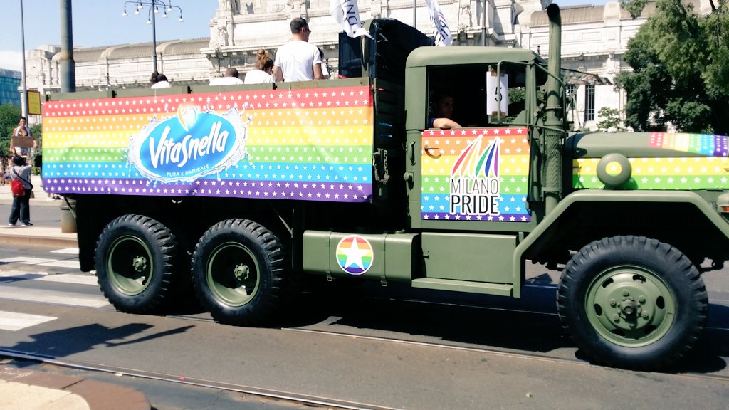 . <a href="/AcquaVitasnella/">AcquaVitasnella</a> acqua ufficiale del #MilanoPride ❤🌈❤
- Se avete sete sapete a chi rivolgervi ☺