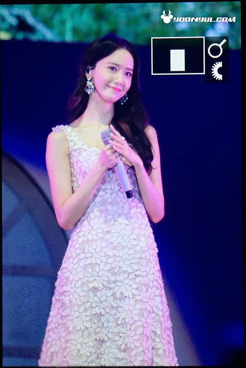 [PIC][24-06-2016]YoonA khởi hành đi Bắc Kinh - Trung Quốc để tham dự "2016 YoonA 1st Fanmeet - BLOSSOM in Beijing" vào sáng nay ClzRwadUoAAm3JQ